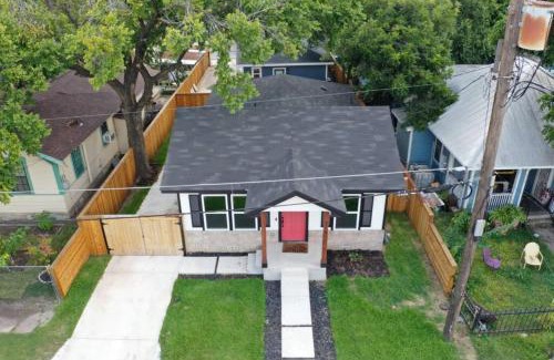 Near East Side Villa | Casa Fiesta-2bed/2bath 1100 sq ft urban stunner