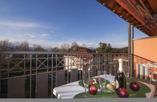 Sasso Moro Apartment | Casa Fiorita Pool and Lake - Happy Rentals