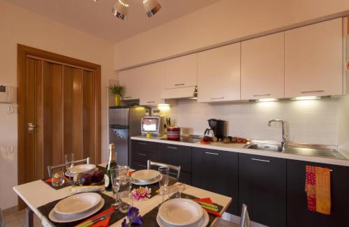 Sasso Moro Apartment | Casa Fiorita Pool and Lake - Happy Rentals