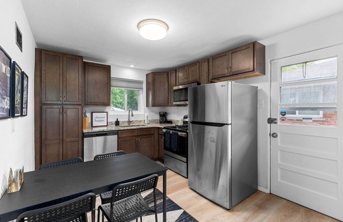 DeBaliviere Place House | Casa Forest Park. New. Within blocks of Forest Park, Wash U and Delmar Loop.