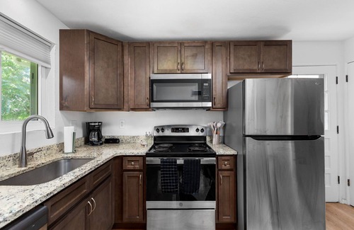 DeBaliviere Place House | Casa Forest Park. New. Within blocks of Forest Park, Wash U and Delmar Loop.