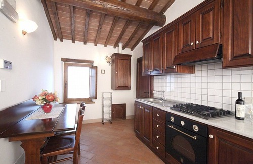 Lano House | Casa Gelso D: A romantic and welcoming apartment that is part of an ancient country house situated in the heart of the Tuscan countryside, with Free WI-FI.