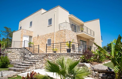 Alcobaca House | Casa Gemeos