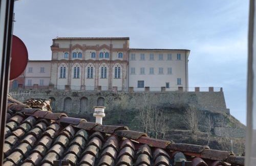 Dogliani Apartment | Casa Gialla Soggiorno Panorama in Centro Storico