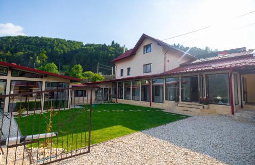Dambovicioara Villa | Casa Giuvala by BNZ