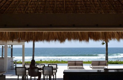 Barra de Colotepec Villa | Casa Hola Ola-Beach Villa-Pickleball-Padle Ball-Tennis-Chef-Lap Pool-STARLINK