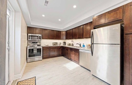 Bracondale Hill Hotel | Casa Hotel Contemporary 2BR Suite w Patio & BBQ
