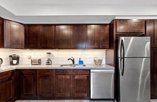 Bracondale Hill Hotel | Casa Hotel Contemporary 2BR Suite w Patio & BBQ