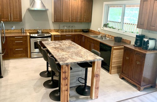 Anglemont Cabin | Casa in the Woods w/ HOT TUB! - Shuswap Vacations and Sledding Accommodation