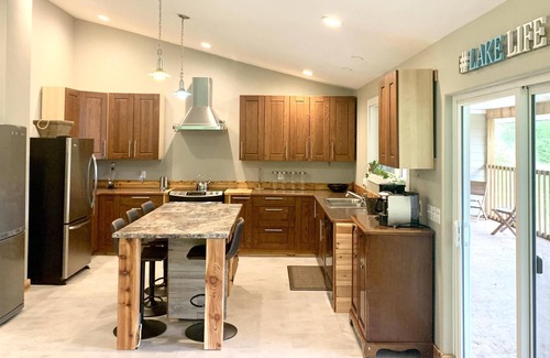 Anglemont Cabin | Casa in the Woods w/ HOT TUB! - Shuswap Vacations and Sledding Accommodation