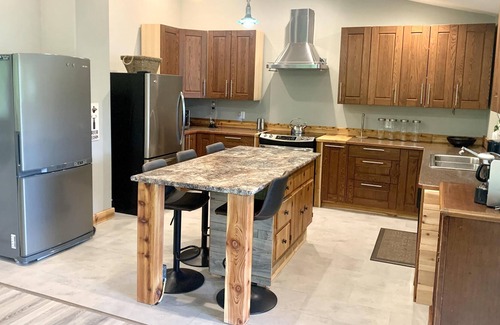 Anglemont Cabin | Casa in the Woods w/ HOT TUB! - Shuswap Vacations and Sledding Accommodation