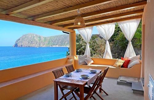 Lipari Villa | casa incastonata nel mare