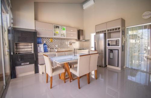 Setor Lagoa Quente House | Casa Ipê - Luxo em Cond Fechado c/Piscina Aquecida