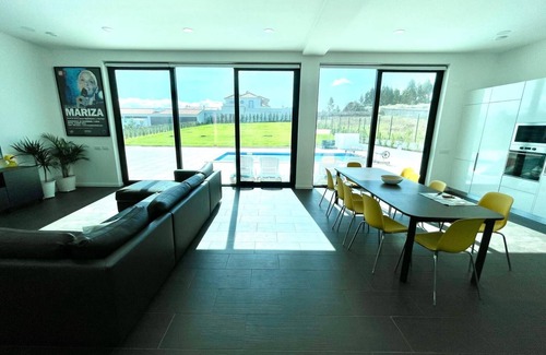 Caldas da Rainha Villa | Casa Iroko: Modern villa, private pool, 4 bedrooms, landscape garden, quiet area
