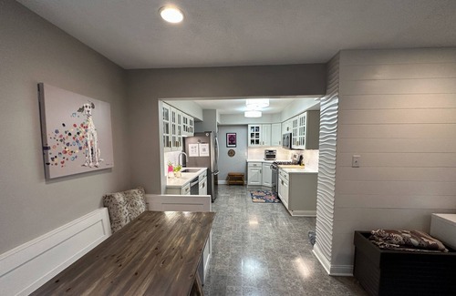 Golden Valley House | Casa Kelly (4-Bedroom Home) - Pets Allowed by RedAwning