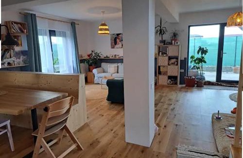 Berceni Apartment | Casa la curte cu terasa,gratar si loc de joaca