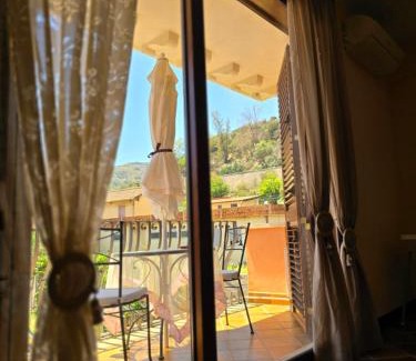 Sant'Alessio Siculo House | Casa La Ferula apt2 vicino al mare e Taormina con balcone