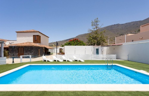 Adeje Villa | Casa La Rueda with pool