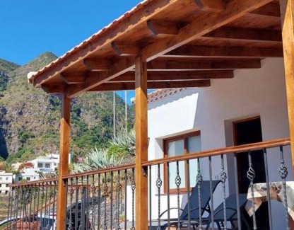 Hermigua House | Casa La Sabina Roja 1 - Casa con impresionantes vistas sobre Hermigua y el mar