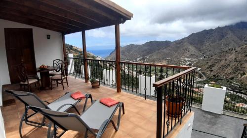 Hermigua House | Casa La Sabina Roja 1 - Casa con impresionantes vistas sobre Hermigua y el mar