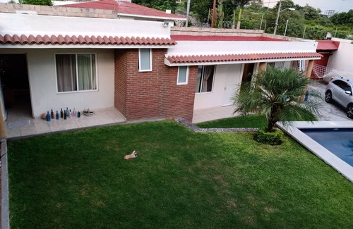 Xochitepec House | Casa Las Golondrinas cuenta con alberca privada y suites con baño completo y AC.