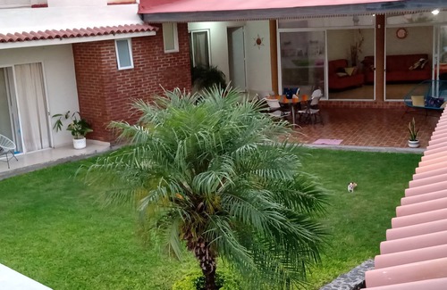 Xochitepec House | Casa Las Golondrinas cuenta con alberca privada y suites con baño completo y AC.