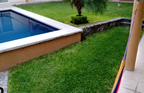Xochitepec House | Casa Las Golondrinas cuenta con alberca privada y suites con baño completo y AC.