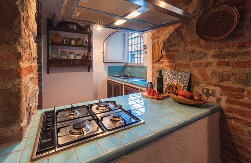 Rigomagno House | Casa Lauretta with garden on medieval walls