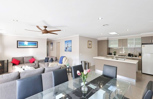 Indented Head House | Casa Laut; Sleeps 6, Walk to beach, Family Friendly, Pets welcome