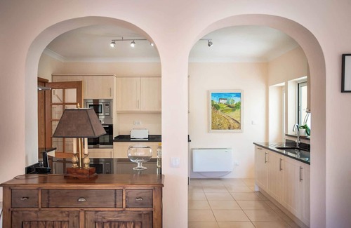 Estombar Villa | Casa Limoeiro - Three Bedroom Villa, Sleeps 6