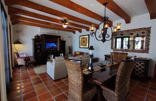 Nopolo House | Casa Linda