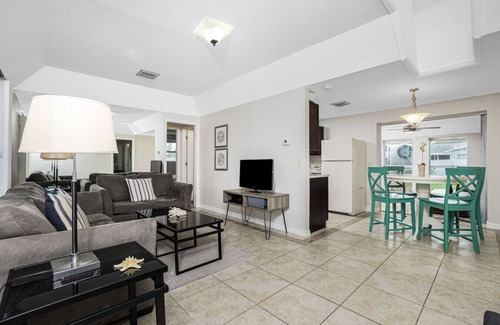 Englewood South House | Casa Loma-Close to the Beaches