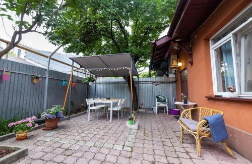 Sector 3 Apartment | Casa luminoasa cu gradina privata