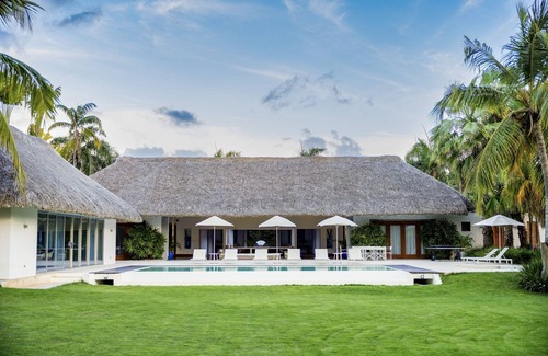 Los Naranjos Villa | Casa Luna Llena – Luxury Private Villa, Near the Beach, Pool, Golf Carts, Staff