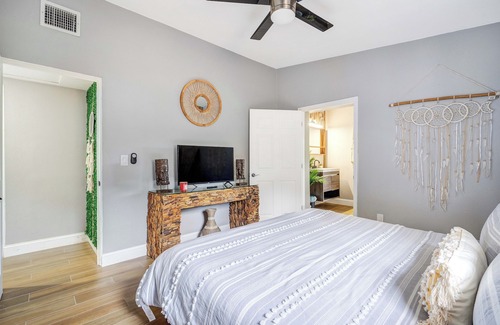 Conway House | Casa LUNA w/Fireplace + Lake View + 10min to dwtn