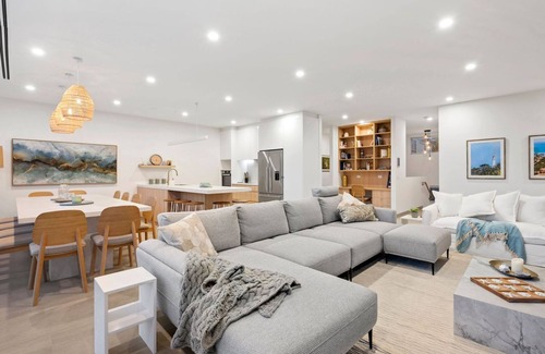 Aireys Inlet House | Casa Lux - Breezy home in the township of Aireys Inlet on the Great Ocean Road sleeps 15, making it