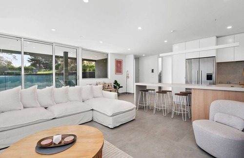 Aireys Inlet House | Casa Lux - Breezy home in the township of Aireys Inlet on the Great Ocean Road sleeps 15, making it