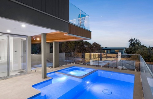 Aireys Inlet House | Casa Lux - Breezy home in the township of Aireys Inlet on the Great Ocean Road sleeps 15, making it