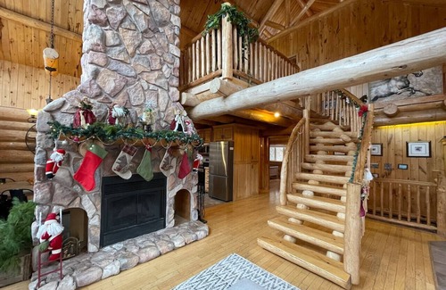 Val-des-Monts Ski Chalet | Casa Madera - 11 Acres/SPA/Close to Lac McGregor