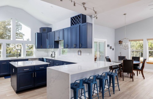 Dripping Springs House | Casa Mariposa |Newly Renovated| Firepit*Fireplace*Great Deck*Pets Welcome!