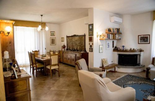Montelaguardia House | Casa Mia -Per Sentirti a Casa Tua - Giardino, Parcheggio e Jacuzzi
