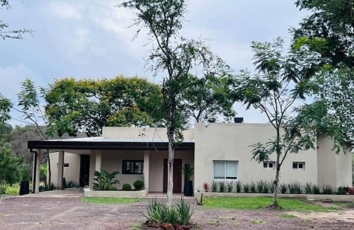 Paso de la Patria House | Casa Moderna Junto al rio