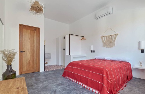 Brisas de Zicatela Bed & Breakfast | CASA OHMA, an elegant Maison de Charme with swimming pool in La Punta