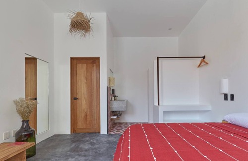Brisas de Zicatela Bed & Breakfast | CASA OHMA, an elegant Maison de Charme with swimming pool in La Punta