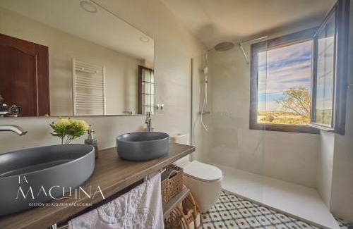 Mogro Villa | Casa Otañes. En la playa, con piscina privada.