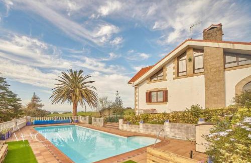 Mogro Villa | Casa Otañes. En la playa, con piscina privada.