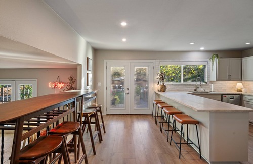 North Austin Civic Association House | Casa Pájaro | Hot Tub | Karaoke | Sleeps 16+