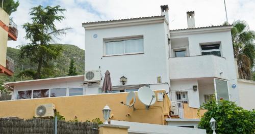 Castelldefels Villa | Casa para 14 entre Mar y Montaña