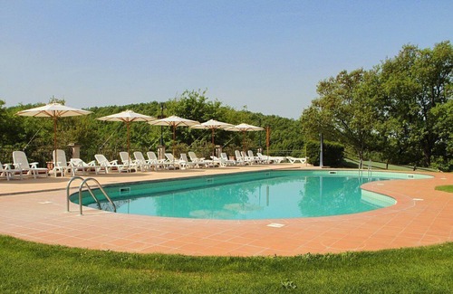 Sorano House | Casa Pegaso C: A characteristic apartment surrounded by meadows and by green hills.