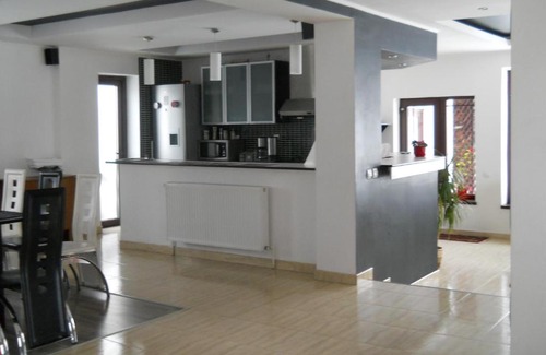 Moieciu House | Casa Preto E Branco